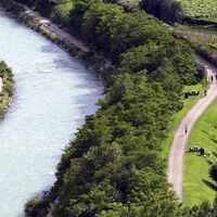 Der Radweg entlang des Flusses Sarca