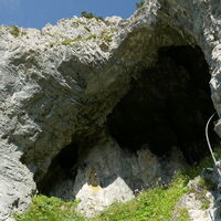 wir steigen kurz ab und besuchen die Wildfrauenhöhle