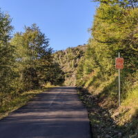 Wegweiser im oberen Teil des Anstiegs