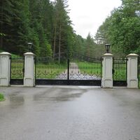 Imposantes Tor am Weg