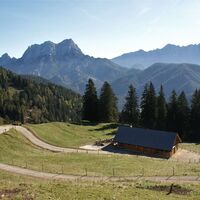 Vorbei an der Käserei (im Hintergrund das Buchstein- (li.) und das Hochtormassiv (re.)