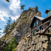 Die Kienthalerhütte des ÖTK, malerisch gelegen am Fuß des Turmsteins