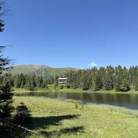 Blick zur (nicht mehr bewirtschafteten) Schwarzseehütte, in früheren Jahrzehnten beliebte Einkehr an einem Schiweg