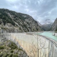 Staumauer / Stausee Gibidum