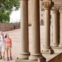 Wanderer im Innenhof der Wartburg bei Eisenach