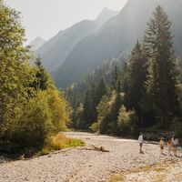 Familie an der Leutascher Ache