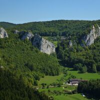 Blick vom Knopfmacherfelsen auf das Jägerhaus und Schloss Bronnen