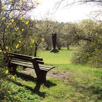 Salzgitter-Bad, Blick auf die Skulptur "Kopf" vom Wanderweg hinterm Thermalsolbad aus