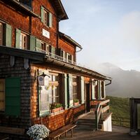 Bayreuther Hütte Terrrasse Abendsonne