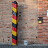 Vor dem Eingang des Grenzlandmuseums