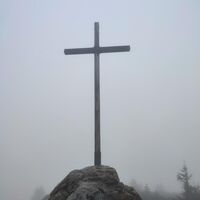 Großer Arber bei Nebelreißen und Windböen