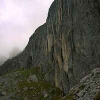 Steile Wand for dem Klettersteig