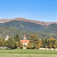 Seckau mit den Seckauer Alpen im Hintergund