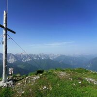 Freiberg mit Gipfelkreuz – dahinter das westliche Koschutamassiv und das Ferlacher Horn (re.) (mit Saharastaub) – Impression 2