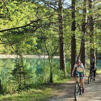 Radfahren entlang des Sees Završnica