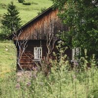 Landschaft mit Hütte