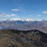 Langer Grat des Stol und dahinter noch die verschneiten hohen Gipfel des Kanin