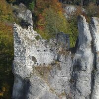 Westseite des Wohnturmes der Burgruine Gebrochen Gutenstein
