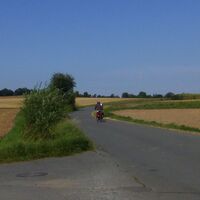 viel Platz zum Radfahren auf wenig befahrenen Gemeindestraßen