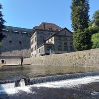 Kraftwerk vor der Staumauer