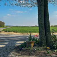 am Antoniuskreuz, beliebter Treffpunkt an der Grenze zur Stadt Niederkassel