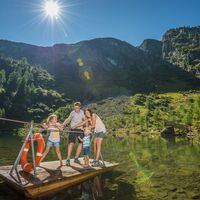 Stille Wasser: Familie beim Floßfahren über den Untersee