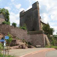 Das Schloss Berneck mit seiner Schildmauer