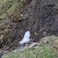 Die üble Rinne wird im Bereich oberhalb des Schneefeldes gequert , sehr steil und alles verbröselt. Heute auch mit Wasser durchtränkt und der Matsch rutscht hangabwärts beim betreten.