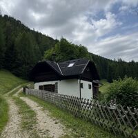 .. bei diesem Jagdhaus vorbei