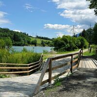 Am Großteil Asphaltiertem Radweg macht es richtig Spaß. Links das Ausgleichbecken Rottau.