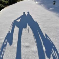 Schneeschuhgänger im Sonnenschein
