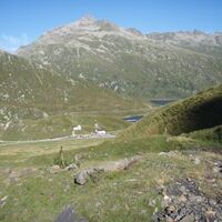 Beim Abstieg vom Passo Gana Negra mit Sicht auf den Lukmanierpass