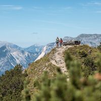 Wanderer mit Rastbank am Gratlspitze Alpbach