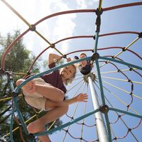 Kinder auf einem Spielplatz am Tegernsee