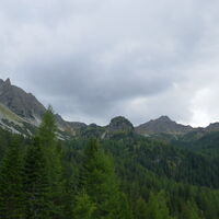 je weiter wir absteigen, desto mehr zieht es zu; Gamskogel mit Königin und Knaudachkogel