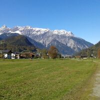 im Schrunser Feld Blick auf die Vandanser Steinwand mit Zimba