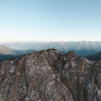 Wanderer auf dem Gipfel der Gehrenspitze am Morgen - Luftaufnahme - Leutasch.jpg
