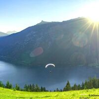 Paragliding - über dem schönen Bergsee Achensee in Tirol