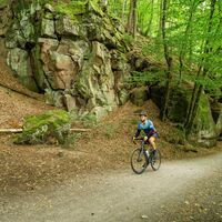 Bei Unterreichenbach führt der Radweg durch den Wald an tollen Felsformationen vorbei