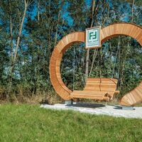 (c)Erlebniswelt-Fuerstenfeld_M-Effekt_Erlebniswelt-Runde-Herzerlschaukel-2.jpg