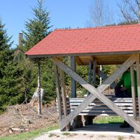 Rastmöglichkeit am Renchtalsteig, mit Sicht Richtung Buchkopfturm und Umgebung