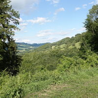am Rückweg nordseitig um die Ruine