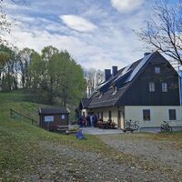 Schöpfl-Schutzhaus mit Auffahrt zur Matraswarte