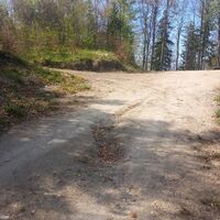Hier links zum Gipfel