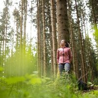 Wanderin mitten im Schönwald