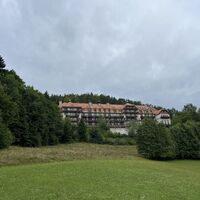 Bei der Bahnstation Wolfsbergkogel; Blick zum ehem. Kurhaus Semmering (Lost Place)