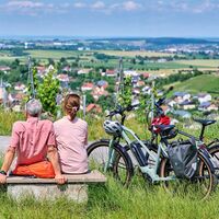 Radler machen Pause in den Weinbergen