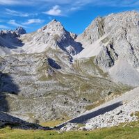 Blick von der grasigen Igelscharte zu den Tajaköpfen