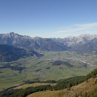 links die Leoganger Steinberge, rechts davon die Ausläufer vom Steinernen Meer