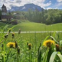 Ausblick im Frühling auf St. Jakob am Thurn mit Untersberg